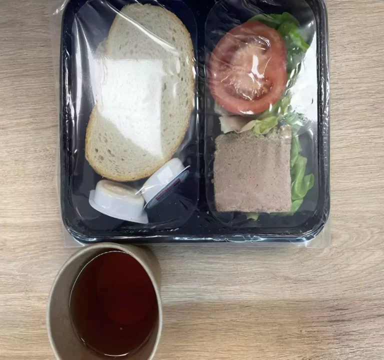 Kolacja: dieta podstawowa (Sosnowiec) 
Chleb graham – chleb mieszany pszenno-żytni – masło – pasztet drobiowo-wieprzowy – pomidor – sałata – herbata czarna

A: 1, 3, 6, 7

