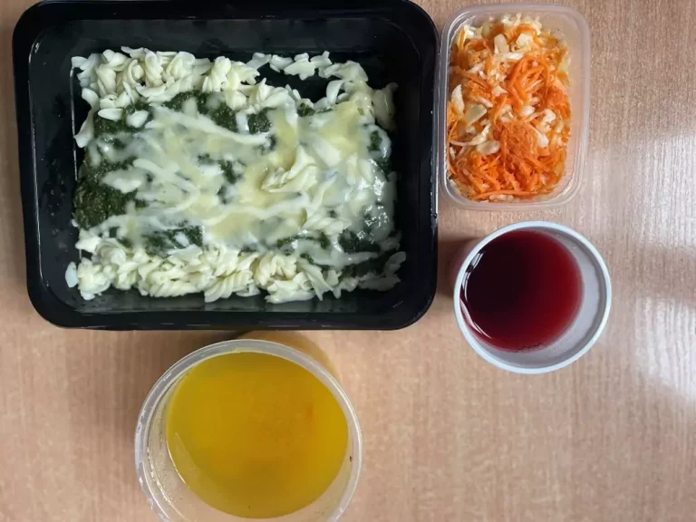 Obiad: dieta podstawowa (Chorzów) 
Dyniowa z ziemniakami – ser żółty – makaron – szpinak – surówka z kapusty białej z olejem – kompot z czarnej porzeczki
A: GLU PSZ, MLE, SEL
