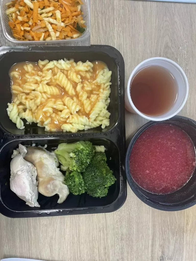 Obiad: dieta z ograniczeniem łatwoprzyswajalnych węglowodanów (Sosnowiec)
Barszcz czrwony z ziemniakami – makaron – mięso drobiowe duszone z udźca – sos pomidorowy – brokuł gotowany – surówka wielowarzywna – kompot z czarnej porzeczki

A: 1, 7, 9
