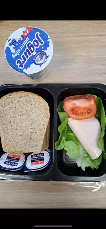 Śniadanie: dieta podstawowa (Sosnowiec)
Chleb mieszany pszenno-żytni – chleb graham - masło – polędwica drobiowa – pomidor – sałata zielona – jogurt naturalny – herbata czarna
A: MLE, GLU PSZ, GLU ŻYT, MLE, SOJ Śniadanie: dieta podstawowa (Sosnowiec)
Chleb mieszany pszenno-żytni – chleb graham - masło – polędwica drobiowa – pomidor – sałata zielona – jogurt naturalny – herbata czarna
A: MLE, GLU PSZ, GLU ŻYT, MLE, SOJ