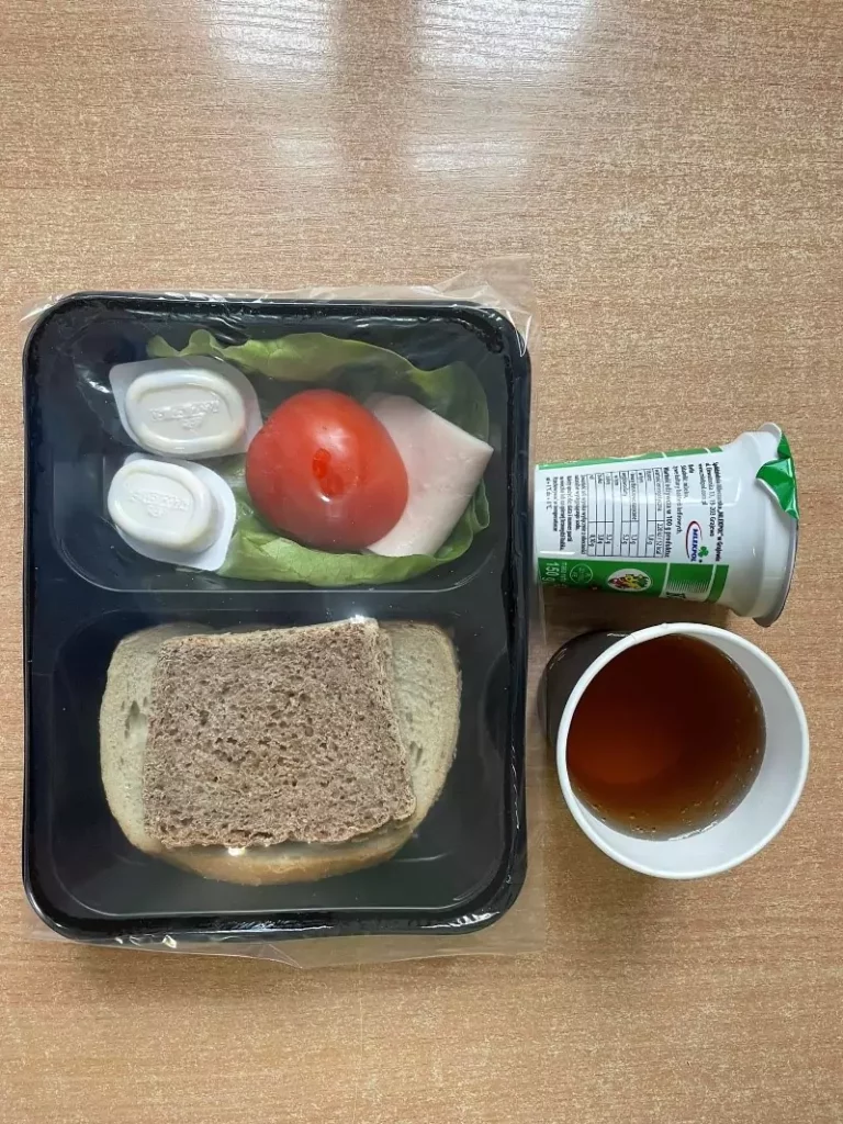 Śniadanie: dieta podstawowa (Chorzów) 
Chleb mieszany pszenno-żytni – chleb graham – masło – szynka drobiowo-wieprzowa – ogórek kiszony/pomidor – sałata zielona – jogurt naturalny – herbata czarna
A: GLU PSZ, GLU ŻYT, SOJ, MLE
