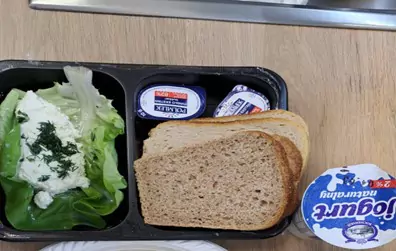 Śniadanie: dieta podstawowa (Sosnowiec)
Chleb mieszany pszenno-żytni – chleb graham – masło porcjowane – twarożek z koperkiem – sałata zielona – jogurt naturalny – herbata czarna
A: MLE, GLU PSZ, GLU ŻYT
Śniadanie: dieta podstawowa (Sosnowiec)
Chleb mieszany pszenno-żytni – chleb graham – masło porcjowane – twarożek z koperkiem – sałata zielona – jogurt naturalny – herbata czarna
A: MLE, GLU PSZ, GLU ŻYT