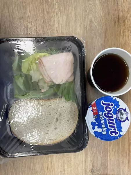 Śniadanie: dieta podstawowa (Sosnowiec)
Chleb mieszany pszenno-żytni – chleb graham – masło – filet wędzony drobiowy – sałata zielona – jogurt naturalny – herbata czarna
A: 1,6,7,9
Śniadanie: dieta podstawowa (Sosnowiec)
Chleb mieszany pszenno-żytni – chleb graham – masło – filet wędzony drobiowy – sałata zielona – jogurt naturalny – herbata czarna
A: 1,6,7,9