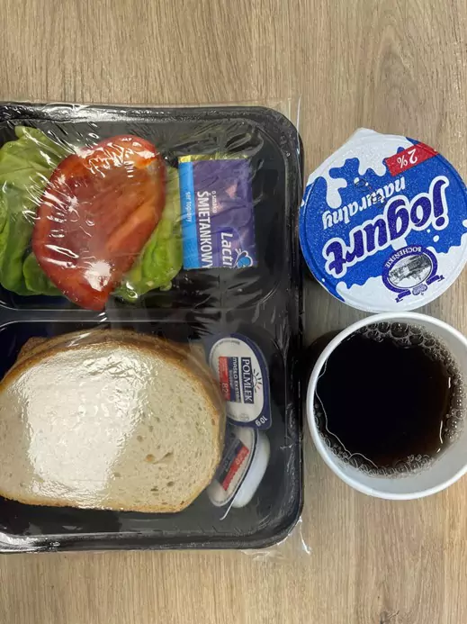 Śniadanie: dieta podstawowa (Sosnowiec)
Chleb mieszany pszenno-żytni – chleb graham – masło – serek topiony – sałata zielona – papryka – jogurt naturalny – herbata czarna
A: 1,7
Śniadanie: dieta podstawowa (Sosnowiec)
Chleb mieszany pszenno-żytni – chleb graham – masło – serek topiony – sałata zielona – papryka – jogurt naturalny – herbata czarna
A: 1,7
