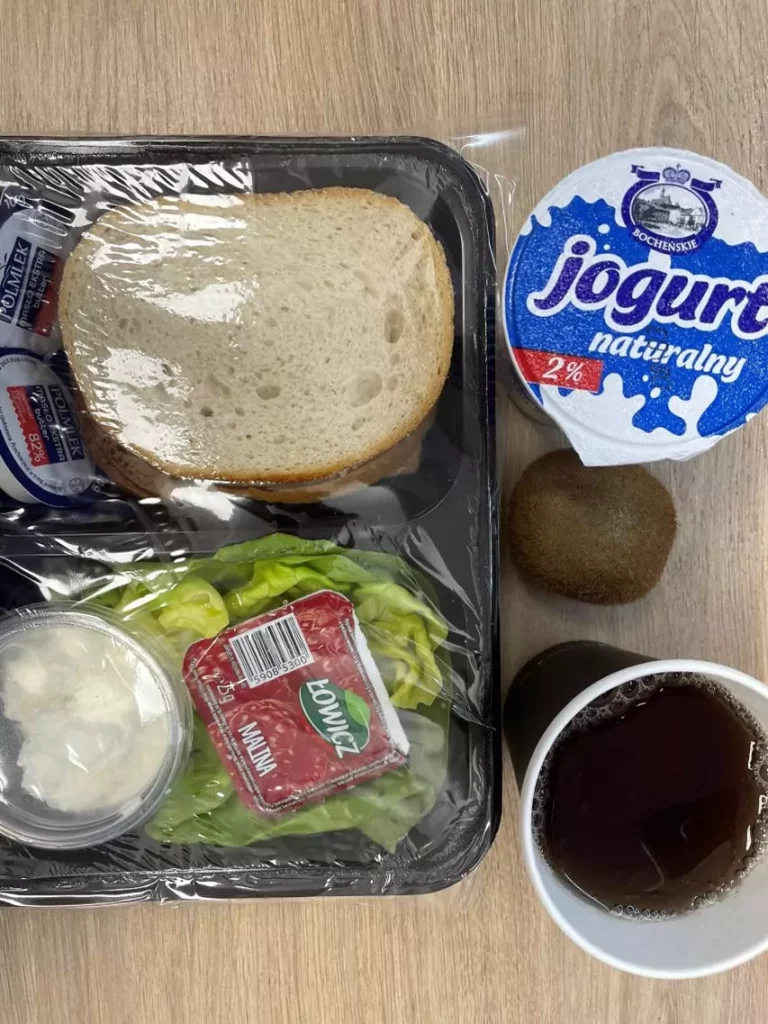Śniadanie: Dieta podstawowa (Sosnowiec)
Chleb mieszany pszenno-żytni – chleb graham – masło – twarożek – dżem – mandarynka/kiwi – sałata zielona – jogurt naturalny
A: 1, 7
Śniadanie: Dieta podstawowa (Sosnowiec)
Chleb mieszany pszenno-żytni – chleb graham – masło – twarożek – dżem – mandarynka/kiwi – sałata zielona – jogurt naturalny
A: 1, 7