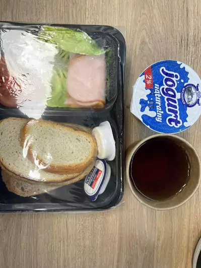 Śniadanie: dieta podstawowa (Sosnowiec)
Chleb mieszany pszenno-żytni – chleb graham – masło – filet drobiowy – pomidor – sałata zielona – jogurt naturalny – herbata czarna
A: 1, 6,7,9
Śniadanie: dieta podstawowa (Sosnowiec)
Chleb mieszany pszenno-żytni – chleb graham – masło – filet drobiowy – pomidor – sałata zielona – jogurt naturalny – herbata czarna
A: 1, 6,7,9