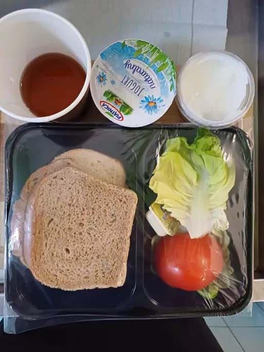 Śniadanie: dieta podstawowa (Chorzów)
Chleb mieszany pszenno-żytni – chleb graham – masło – serek homogenizowany – sałata zielona – jabłko – jogurt naturalny
A: 1, 7
Śniadanie: dieta podstawowa (Chorzów)
Chleb mieszany pszenno-żytni – chleb graham – masło – serek homogenizowany – sałata zielona – jabłko – jogurt naturalny
A: 1, 7