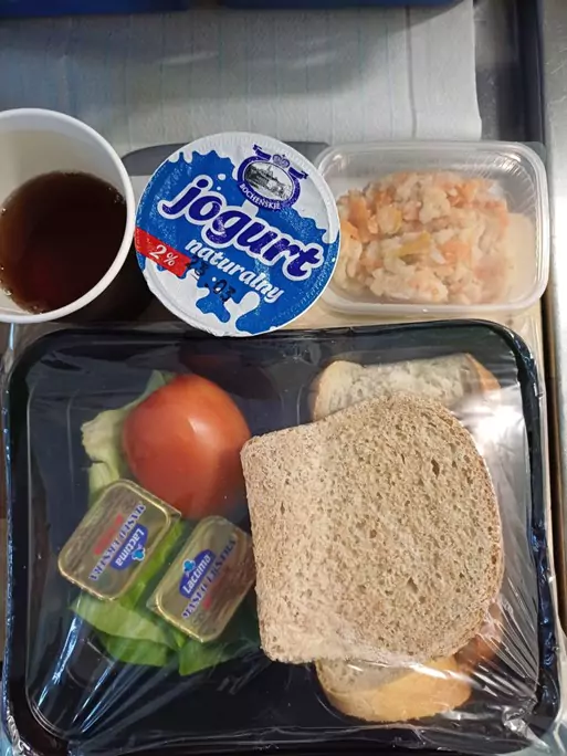 Śniadanie: dieta podstawowa (Chorzów)
Chleb mieszany pszenno-żytni – chleb graham – masło – paprykarz szczeciński – pomidor – sałata zielona – herbata czarna – jogurt naturalny
A: 1, 4, 6, 7
Śniadanie: dieta podstawowa (Chorzów)
Chleb mieszany pszenno-żytni – chleb graham – masło – paprykarz szczeciński – pomidor – sałata zielona – herbata czarna – jogurt naturalny
A: 1, 4, 6, 7