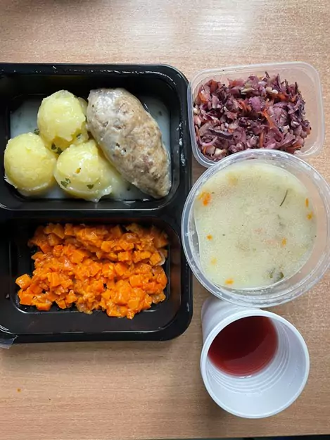Obiad: dieta z ograniczeniem łatwoprzyswajalnych węglowodanów (Chorzów)
Zupa jarzynowa z grysikiem – zrazik drobiowy – sos pietruszkowy – ziemniaki – marchew oprószana – kompot owocowy – surówka wykwintna z olejem
A: 1, 3, 7, 9, 10
Obiad: dieta z ograniczeniem łatwoprzyswajalnych węglowodanów (Chorzów)
Zupa jarzynowa z grysikiem – zrazik drobiowy – sos pietruszkowy – ziemniaki – marchew oprószana – kompot owocowy – surówka wykwintna z olejem
A: 1, 3, 7, 9, 10