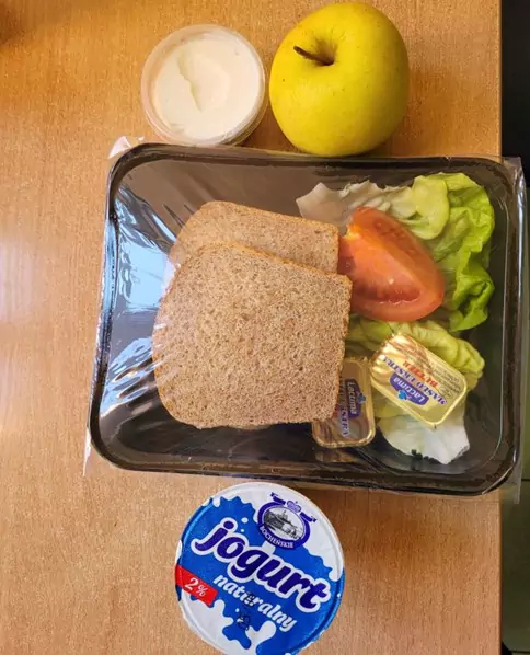 Śniadanie: dieta z ograniczeniem łatwo przyswajalnych węglowodanów (Chorzów)
Chleb graham – masło – serek homogenizowany – pomidor – herbata czarna – jogurt – sałata zielona
A: GLU PSZ, MLE
Śniadanie: dieta z ograniczeniem łatwo przyswajalnych węglowodanów (Chorzów)
Chleb graham – masło – serek homogenizowany – pomidor – herbata czarna – jogurt – sałata zielona
A: GLU PSZ, MLE