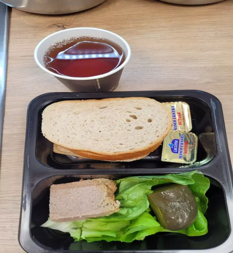 Śniadanie: dieta podstawowa (Sosnowiec) 

Chleb mieszany pszenno-żytni – chleb graham – dżem – masło – mandarynka – sałata zielona – jogurt naturalny – herbata czarna

A: 1, 7
