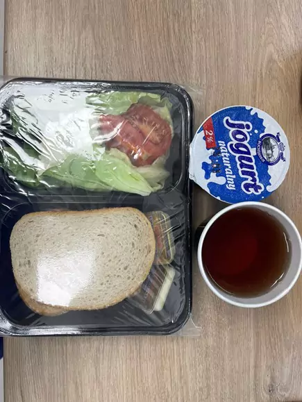 Śniadanie: dieta podstawowa (Sosnowiec)
Chleb mieszany pszenno-żytni – chleb graham – masło – twarożek – sałata zielona – pomidor – herbata czarna – jogurt naturalny
A: 1, 7
Śniadanie: dieta podstawowa (Sosnowiec)
Chleb mieszany pszenno-żytni – chleb graham – masło – twarożek – sałata zielona – pomidor – herbata czarna – jogurt naturalny
A: 1, 7