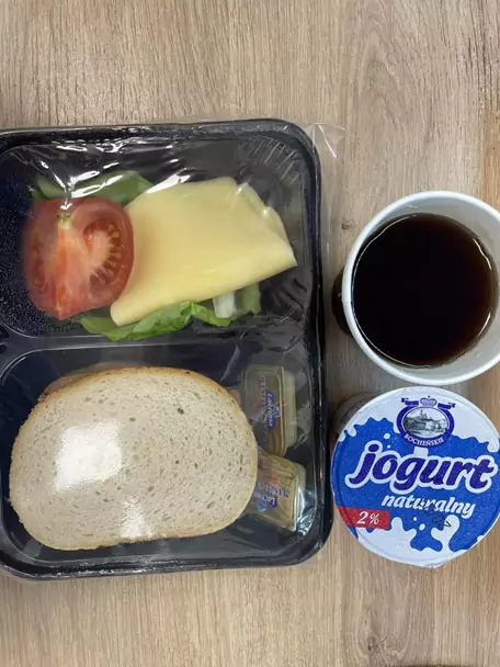 Śniadanie: dieta podstawowa (Sosnowiec)
Chleb mieszany pszenno-żytni – chleb graham – ser żółty – sałata zielona – pomidor – jogurt naturalny – herbata czarna
A: 1, 7
Śniadanie: dieta podstawowa (Sosnowiec)
Chleb mieszany pszenno-żytni – chleb graham – ser żółty – sałata zielona – pomidor – jogurt naturalny – herbata czarna
A: 1, 7