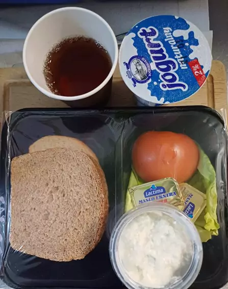 Śniadanie: dieta podstawowa (Chorzów)
Chleb mieszany pszenno-żytni – chleb graham – masło – pasta z twarogu i cebuli – sałata zielona – jogurt naturalny – herbata czarna
A: 1,7
Śniadanie: dieta podstawowa (Chorzów)
Chleb mieszany pszenno-żytni – chleb graham – masło – pasta z twarogu i cebuli – sałata zielona – jogurt naturalny – herbata czarna
A: 1,7
