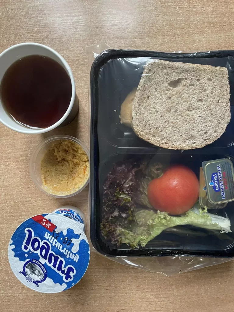 Śniadanie: dieta z ograniczeniem łatwoprzyswajalnych węglowodanów (Chorzów)
Chleb graham – masło – pasta mięsno-warzywna – sałata zielona – herbata czarna – jogurt naturalny

A: 1, 7, 9 
