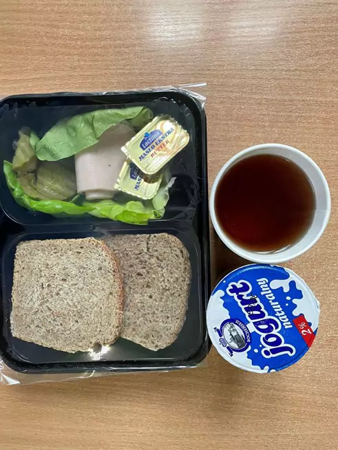 Śniadanie: dieta z ograniczeniem łatwoprzyswajalnych węglowodanów (Chorzów)
Chleb graham – masło – śniadaniowa drobiowa – ogórek kiszony – sałata zielona – jogurt naturalny – herbata czarna
A: 1, 6, 7
Śniadanie: dieta z ograniczeniem łatwoprzyswajalnych węglowodanów (Chorzów)
Chleb graham – masło – śniadaniowa drobiowa – ogórek kiszony – sałata zielona – jogurt naturalny – herbata czarna
A: 1, 6, 7