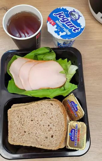 Śniadanie: dieta z ograniczeniem łatwoprzyswajalnych węglowodanów (Sosnowiec)
Chleb graham – masło – polędwica sopocka – sałata zielona – herbata czarna – jogurt naturalny
A: 1, 6, 7
Śniadanie: dieta z ograniczeniem łatwoprzyswajalnych węglowodanów (Sosnowiec)
Chleb graham – masło – polędwica sopocka – sałata zielona – herbata czarna – jogurt naturalny
A: 1, 6, 7