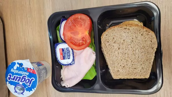 Śniadanie: dieta z ograniczeniem łatwoprzyswajalnych węglowodanów (Sosnowiec)
Chleb graham – masło – jogurt naturalny – polędwica drobiowa – sałata zielona – pomidor – herbata czarna – jogurt naturalny
A: 1, 6, 7
Śniadanie: dieta z ograniczeniem łatwoprzyswajalnych węglowodanów (Sosnowiec)
Chleb graham – masło – jogurt naturalny – polędwica drobiowa – sałata zielona – pomidor – herbata czarna – jogurt naturalny
A: 1, 6, 7