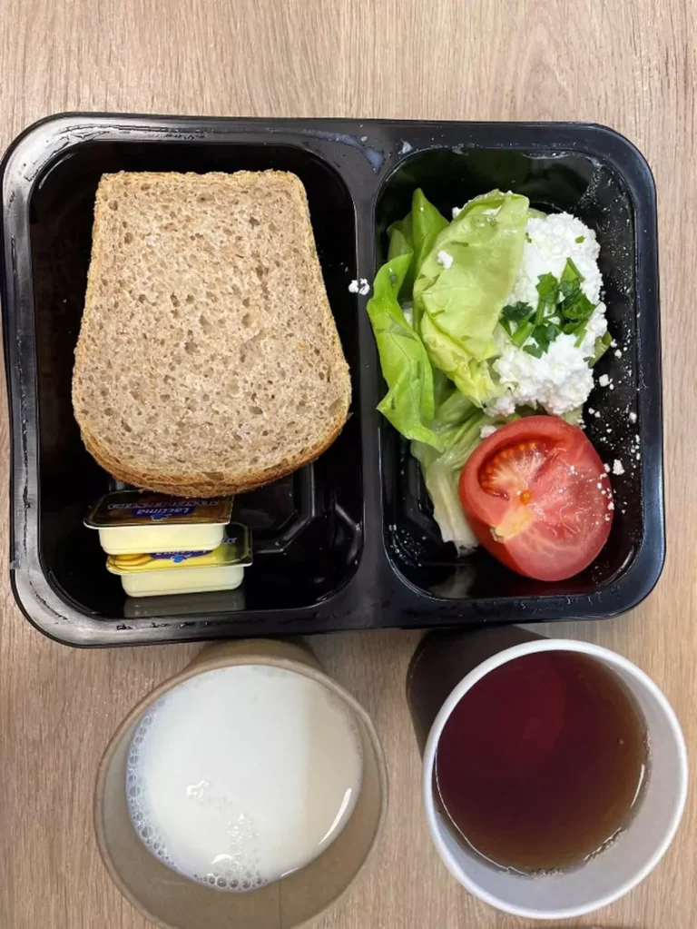 Śniadanie: dieta z ograniczeniem łatwoprzyswajalnych węglowodanów (Sosnowiec)
Chleb graham – masło porcjowane – pasta z twarogu z koperkiem – pomidor – sałata zielona – jogurt naturalny 

A: 1, 7 
