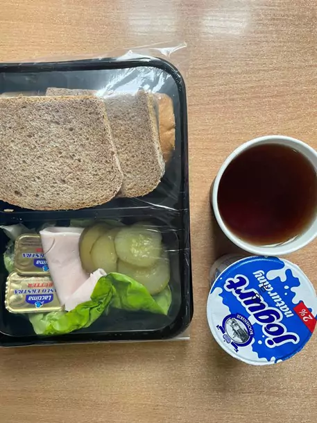Śniadanie: dieta podstawowa (Chorzów)
Chleb mieszany pszenno-żytni – chleb graham – masło – szynka drobiowa – ogórek kiszony – herbata czarna – sałata zielona – jogurt naturalny
A: 1, 6, 7
Śniadanie: dieta podstawowa (Chorzów)
Chleb mieszany pszenno-żytni – chleb graham – masło – szynka drobiowa – ogórek kiszony – herbata czarna – sałata zielona – jogurt naturalny
A: 1, 6, 7