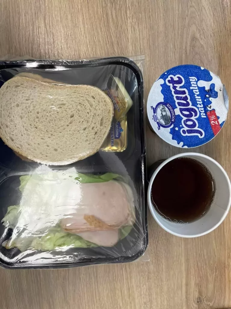 Śniadanie: dieta podstawowa (Sosnowiec) 

Chleb mieszany pszenno-żytni – chleb graham – masło – filet drobiowy – sałata zielona – herbata czarna – jogurt naturalny 
A: GLU PSZ, GLU ŻYT, SOJ, MLE, SEL

