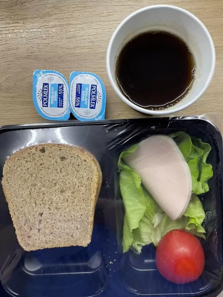 Kolacja: dieta z ograniczeniem łatwoprzyswajalnych węglowodanów (Chorzów)
Chleb graham – margaryna – szynka luksusowa – pomidor – herbata czarna – sałata zielona 
A: GLU PSZ, SOJ
