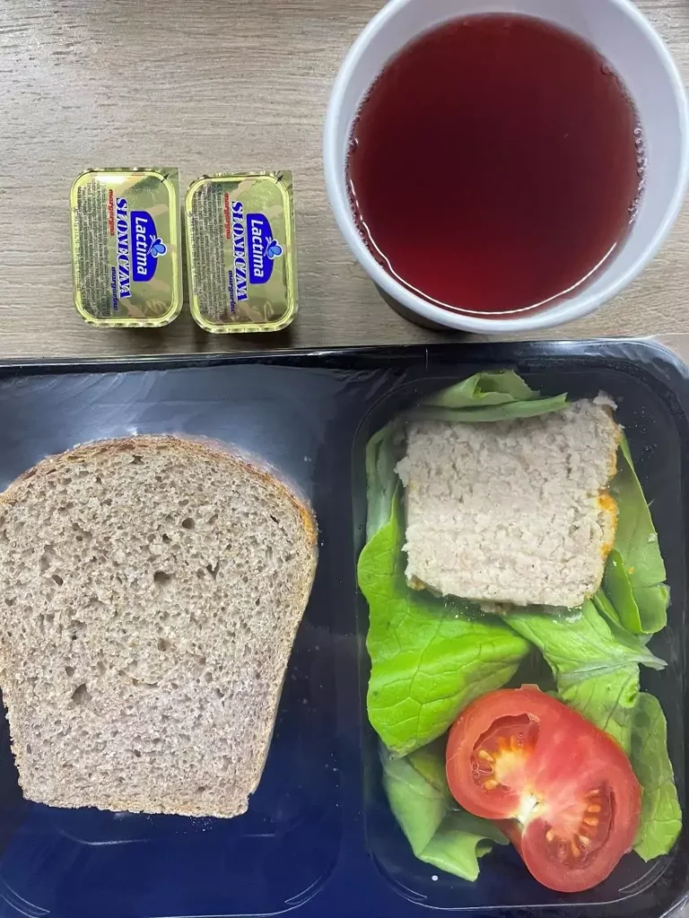 Kolacja: dieta z ograniczeniem łatwoprzyswajalnych węglowodanów (Chorzów, Sosnowiec)
Chleb graham – margaryna – herbata – sałata zielona – pasztet drobiowy – pomidor
A: GLU PSZ, JAJ, SEL
