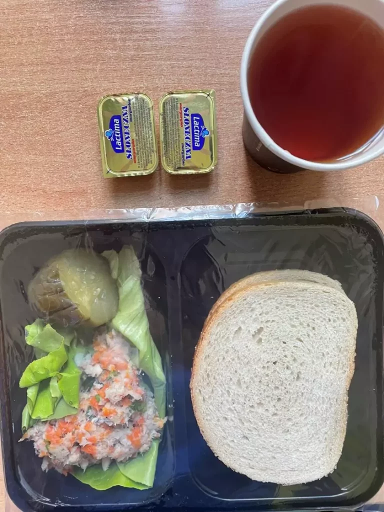 Kolacja: dieta podstawowa (Chorzów, Sosnowiec) 
Herbata czarna – chleb mieszany – chleb graham – margaryna – sałata zielona – pasta z ryby gotowanej – ogórek kiszony
A: GLU PSZ, GLU ŻYT, RYB, SEL
