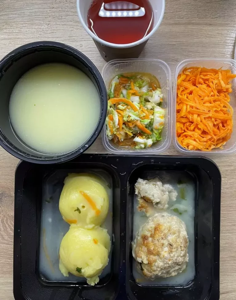 Obiad: dieta podstawowa (Sosnowiec)
Jarzynowa – pulpet drobiowy – sos pietruszkowy – ziemniaki z tłuszczem gotowany – surówka z kapusty pekińskiej – surówka z marchwi i chrzanu – kompot owocowy
A: GLU PSZ, JAJ, MLE, SEL, SO2
