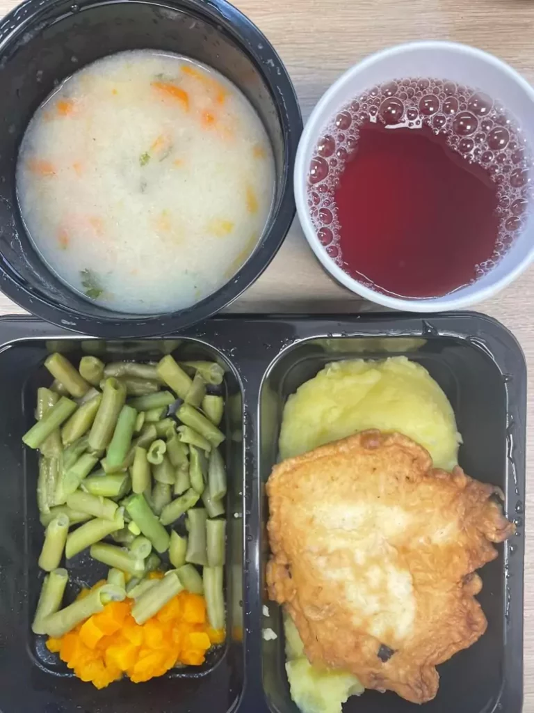 Obiad: dieta podstawowa (Chorzów, Sosnowiec)
Grysikowa – ziemniaki z tłuszczem – eskalopka z kurczaka – fasolka szparagowa – dynia z wody – kompot owocowy z jabłkami
A: GLU PSZ, JAJ, MLE, SEL
