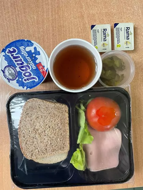 Śniadanie:
Dieta z ograniczeniem łatwoprzyswajalnych węglowodanów (Chorzów)
Chleb graham – tłuszcz do smarowania – śniadaniowa drobiowa – ogórek kiszony – pomidor - herbata czarna – jogurt naturalny – sałata zielona
A: GLU PSZ, SOJ, MLE
Śniadanie:
Dieta z ograniczeniem łatwoprzyswajalnych węglowodanów (Chorzów)
Chleb graham – tłuszcz do smarowania – śniadaniowa drobiowa – ogórek kiszony – pomidor - herbata czarna – jogurt naturalny – sałata zielona
A: GLU PSZ, SOJ, MLE