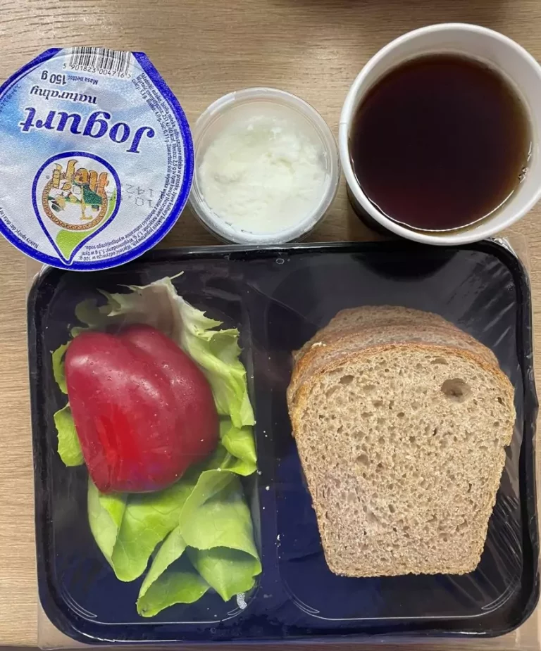 Śniadanie: dieta z ograniczeniem łatwoprzyswajalnych węglowodanów (Chorzów, Sosnowiec)
Chleb graham – margaryna – sałata zielona – herbata – jogurt naturalny –serek homogenizowany – papryka świeża 
A: GLU PSZ, MLE
