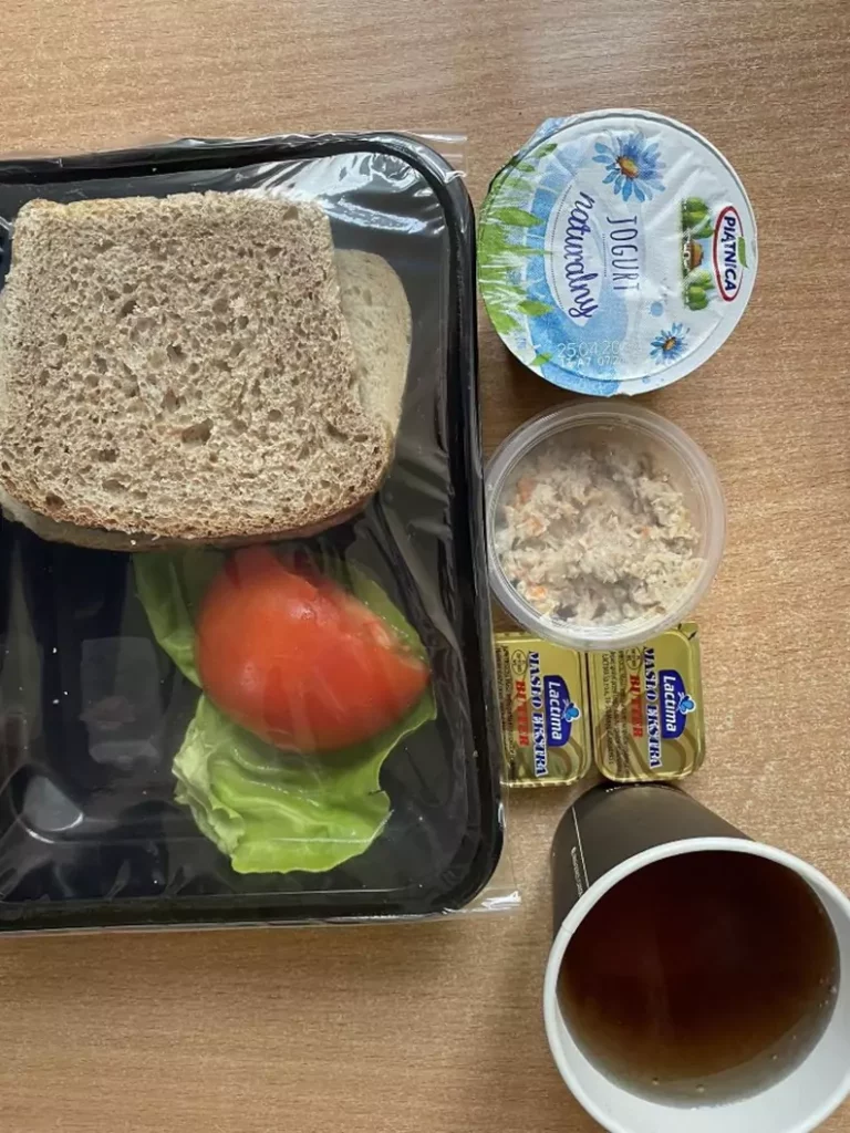 Śniadanie: Dieta z ograniczeniem łatwoprzyswajalnych węglowodanów (Chorzów)
Chleb graham – masło – pasta mięsno-warzywna – sałata zielona – herbata czarna – jogurt naturalny
A: GLU PSZ, MLE, SEL
