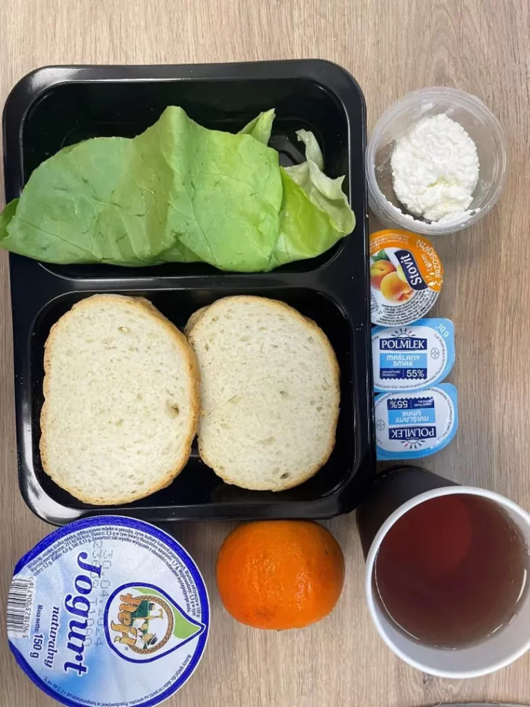 Śniadanie: dieta podstawowa (Chorzów i Sosnowiec)
Chleb mieszany – chleb graham – masło – twarożek – dżem – mandarynka – sałata zielona – herbata czarna
A: GLU PSZ, MLE
