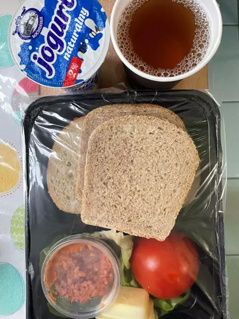 Śniadanie: dieta podstawowa (Chorzów)
Chleb mieszany pszenno-żytni – chleb graham – masło – paprykarz szczeciński – herbata czarna – pomidor – jogurt naturalny – sałata zielona
A: GLU PSZ, GLU ŻYT, RYB, SOJ, MLE
Śniadanie: dieta podstawowa (Chorzów)
Chleb mieszany pszenno-żytni – chleb graham – masło – paprykarz szczeciński – herbata czarna – pomidor – jogurt naturalny – sałata zielona
A: GLU PSZ, GLU ŻYT, RYB, SOJ, MLE