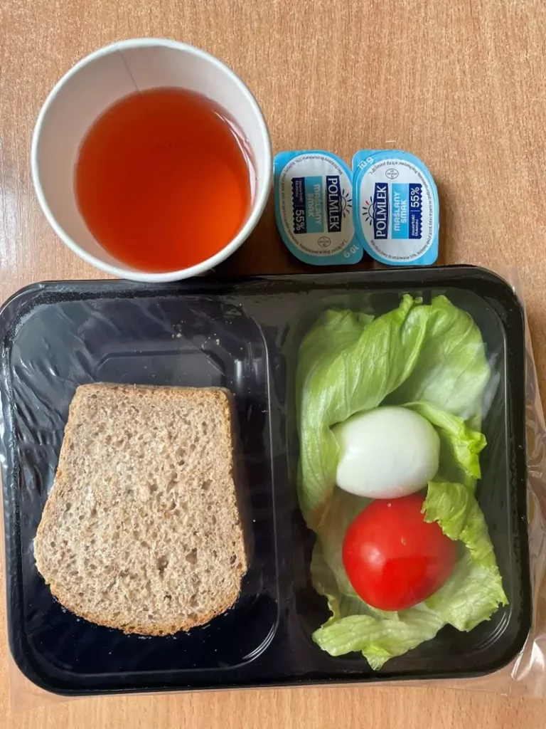 Kolacja: dieta z ograniczeniem łatwoprzyswajalnych węglowodanów (Chorzów, Sosnowiec) 
Chleb graham – margaryna – herbata – sałata zielona – jajko gotowane - pomidor 
A: GLU PSZ, JAJ
