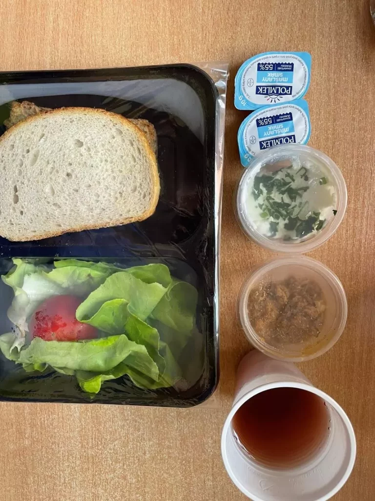 Kolacja: dieta podstawowa (Chorzów, Sosnowiec) 
Herbata/kawa zbożowa – chleb mieszany – chleb graham – margaryna – sałata zielona – szprot w sosie pomidorowym – pomidor – pasta z twarogu i pietruszki
A: GLU PSZ, GLU ŻYT, GLU JĘCZ, RYB, MLE, SEL
