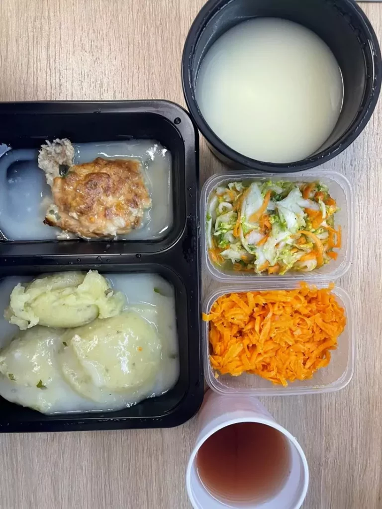 Obiad: dieta podstawowa (Chorzów, Sosnowiec) 
Jarzynowa z makaronem – pulpet drobiowy – sos pietruszkowy – ziemniaki – surówka z marchwi i chrzanu – surówka z kapusty pekińskiej – kompot owocowy
A: GLU PSZ, JAJ, MLE, SEL, SO2
