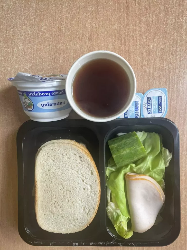 Śniadanie: dieta podstawowa (Chorzów, Sosnowiec) 
Herbata czarna/kawa zbożowa – chleb mieszany pszenno-żytni – chleb graham – margaryna - jogurt naturalny – sałata zielona – polędwica sopocka – ogórek świeży
A: GLU PSZ, GLI ŻYT, GLU JĘCZ, SOJ, MLE
