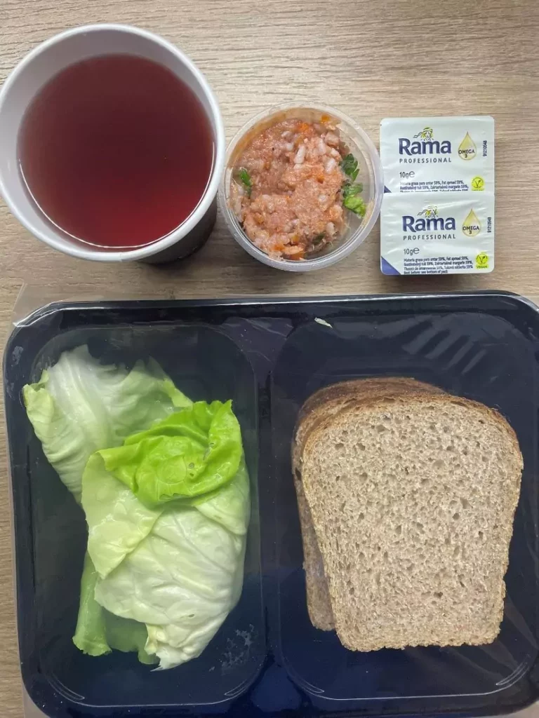 Kolacja: dieta z ograniczeniem łatwoprzyswajalnych węglowodanów (Chorzów, Sosnowiec) 
Herbata/kawa zbożowa – chleb graham – margaryna – sałata zielona – paprykarz rybno-warzywny
A: GLU PSZ, GLU ŻYT, GLU JĘCZ, RYB, MLE, SEL
