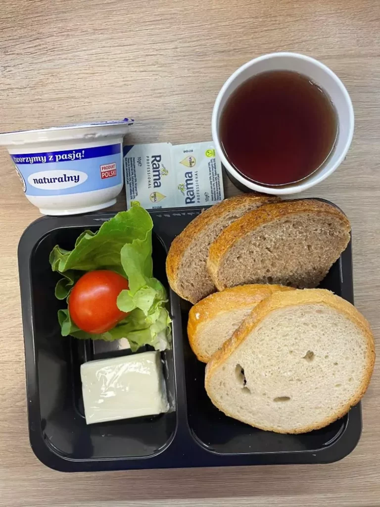 Śniadanie: dieta podstawowa (Chorzów, Sosnowiec) 
Herbata/kawa zbożowa – chleb mieszany – chleb graham – margaryna – jogurt naturalny -  ser topiony – sałata zielona - pomidor
A: GLU PSZ, GLU ŻYT, GLU JĘCZ, MLE
