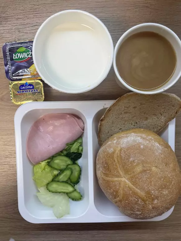 Śniadanie:
dieta podstawowa (Chorzów, Sosnowiec):
Kawa zbożowa z mlekiem – polędwica sopocka – ogórek – sałata – kajzerka – chleb śląski – margaryna – zupa mleczna z brązowym ryżem – dżem śliwkowy
A: GLU, SOJ, MLE, SEL, GOR
Śniadanie:
dieta podstawowa (Chorzów, Sosnowiec):
Kawa zbożowa z mlekiem – polędwica sopocka – ogórek – sałata – kajzerka – chleb śląski – margaryna – zupa mleczna z brązowym ryżem – dżem śliwkowy
A: GLU, SOJ, MLE, SEL, GOR