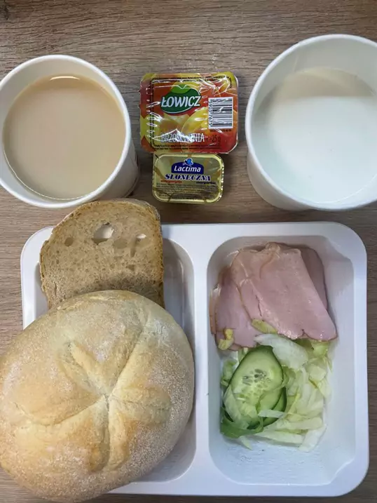 Śniadanie: dieta podstawowa (Chorzów, Sosnowiec)
Kawa zbożowa z mlekiem – zupa mleczna z brązowym ryżem – ogórek – sałata – chleb śląski – kajzerka – szynkowa dębowa – dżem – margaryna
A: GLU, MLE
Śniadanie: dieta podstawowa (Chorzów, Sosnowiec)
Kawa zbożowa z mlekiem – zupa mleczna z brązowym ryżem – ogórek – sałata – chleb śląski – kajzerka – szynkowa dębowa – dżem – margaryna
A: GLU, MLE