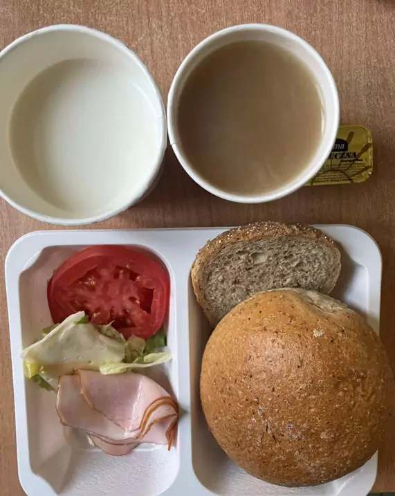 Śniadanie: dieta z ograniczeniem łatwoprzyswajalnych węglowodanów (Chorzów, Sosnowiec)
Kawa zbożowa z mlekiem – zupa mleczna z płatkami gryczanymi – pomidor – sałata – chleb graham – bułka grahamka – margaryna – szynkowa z kurczakiem – ser żółty
A: GLU, JAJ, SOJ, MLE, SEL, GOR
Śniadanie: dieta z ograniczeniem łatwoprzyswajalnych węglowodanów (Chorzów, Sosnowiec)
Kawa zbożowa z mlekiem – zupa mleczna z płatkami gryczanymi – pomidor – sałata – chleb graham – bułka grahamka – margaryna – szynkowa z kurczakiem – ser żółty
A: GLU, JAJ, SOJ, MLE, SEL, GOR