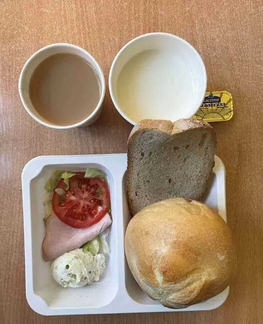Śniadanie: dieta podstawowa (Chorzów, Sosnowiec)
Kawa zbożowa z mlekiem – zupa mleczna z płatkami gryczanymi – pomidor – sałata – chleb śląski – kajzerka – margaryna – pasta z groszku z koprem – szynka biała rzeźnika
A: GLU, SOJ, MLE, SEL, GOR
Śniadanie: dieta podstawowa (Chorzów, Sosnowiec)
Kawa zbożowa z mlekiem – zupa mleczna z płatkami gryczanymi – pomidor – sałata – chleb śląski – kajzerka – margaryna – pasta z groszku z koprem – szynka biała rzeźnika
A: GLU, SOJ, MLE, SEL, GOR