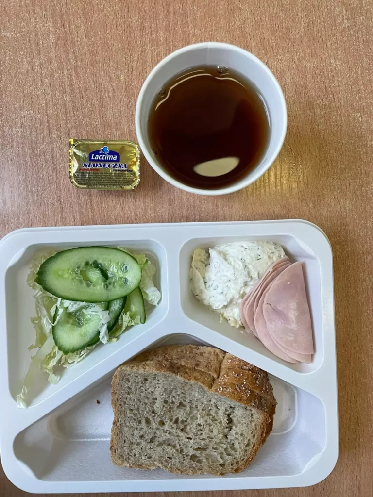 Kolacja: dieta z ograniczeniem łatwoprzyswajalnych węglowodanów (Chorzów, Sosnowiec) 
Herbata – chleb graham – margaryna – ogórek – sałata – margaryna – pasta z ciecierzycy z suszonymi pomidorami – szynkowa z kurczakiem
A: GLU, SOJ, MLE, SEL, GOR 
