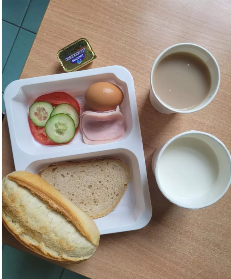 Śniadanie: dieta podstawowa (Chorzów, Sosnowiec) 
Kawa zbożowa z mlekiem – zupa mleczna z płatkami owsianymi – pomidor – ogórek – chleb śląski – kajzerka – margaryna – jaja gotowane – polędwica sopocka
A: GLU, JAJ, MLE, SEL, GOR
