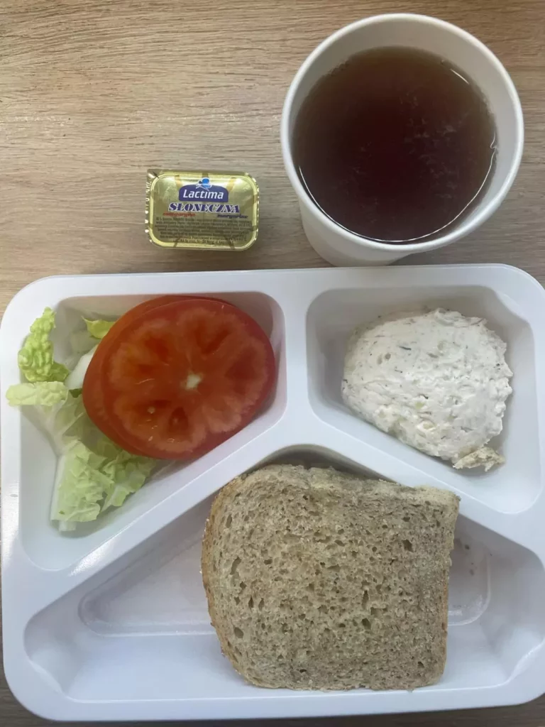Kolacja: dieta z ograniczeniem łatwoprzyswajalnych węglowodanów (Chorzów, Sosnowiec) 
Herbata – pomidor – sałata – chleb graham – margaryna – pasta z makrelą i bulgurem
A: GLU, RYB, MLE, SEL
