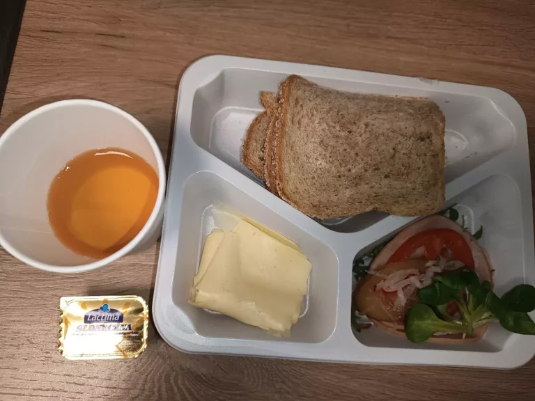 Kolacja: dieta z ograniczeniem łatwoprzyswajalnych węglowodanów (Chorzów, Sosnowiec) 
Herbata czarna, napar bez cukru – chleb graham – tłuszcz roślinny do smarowania –  ser edamski – szynka biała rzeźnika – ogórek
A: GLU, SOJ, MLE, GOR, SEL 
