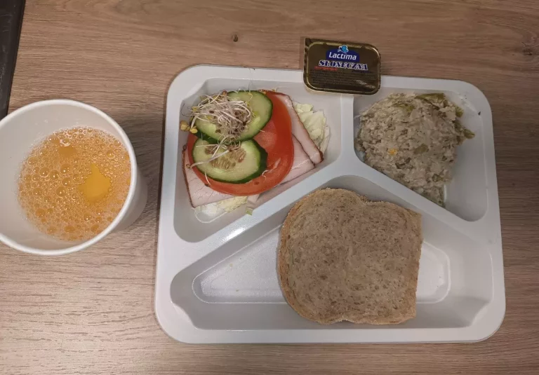 Kolacja: dieta z ograniczeniem łatwoprzyswajalnych węglowodanów (Chorzów, Sosnowiec) 
Herbata czarna, napar bez cukru – chleb graham – tłuszcz roślinny do smarowania –  sałatka ryżowa z tuńczykiem – polędwica sopocka rzeźnika – pomidor
A: GLU, SOJ, SEL, RYB, MLE 
